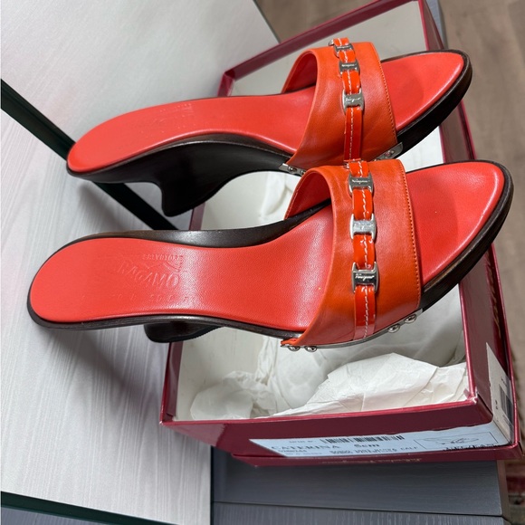 Farragomo size 10B orange mules. Only worn a few times. 3 in heel - Picture 4 of 17